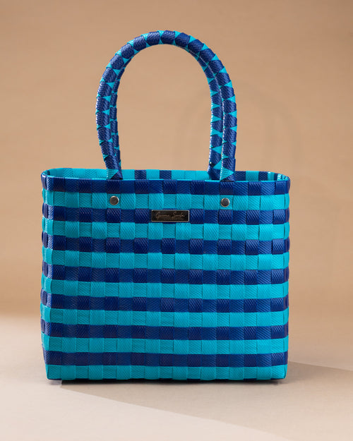 Cartera Antonia tejida a mano en azul y turquesa, vista frontal
