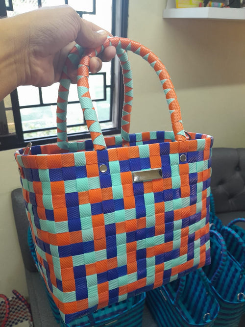 Cartera Carmen tejida a mano en naranja, azul y turquesa