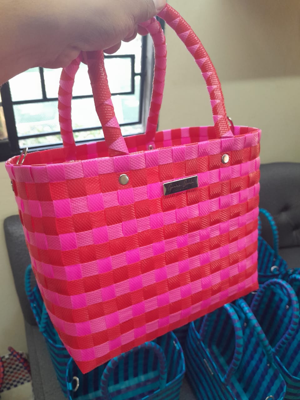 Cartera Josefina tejida a mano en fucsia y rojo