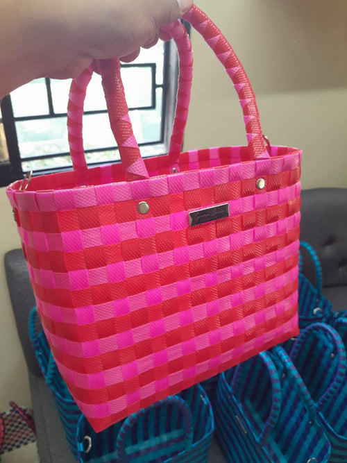 Cartera Josefina tejida a mano en fucsia y rojo