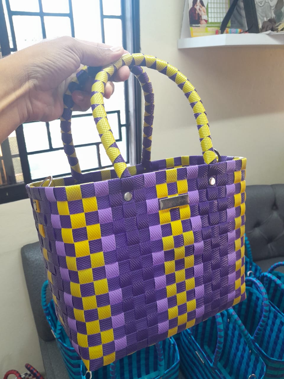 Cartera Teresa tejida a mano en morado, lila y amarillo